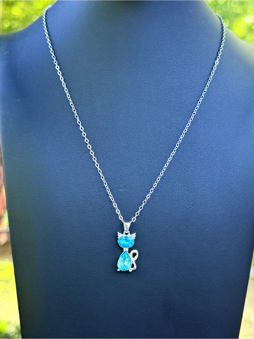 17” silvertone Cat Necklace w/blue Glass Inlay